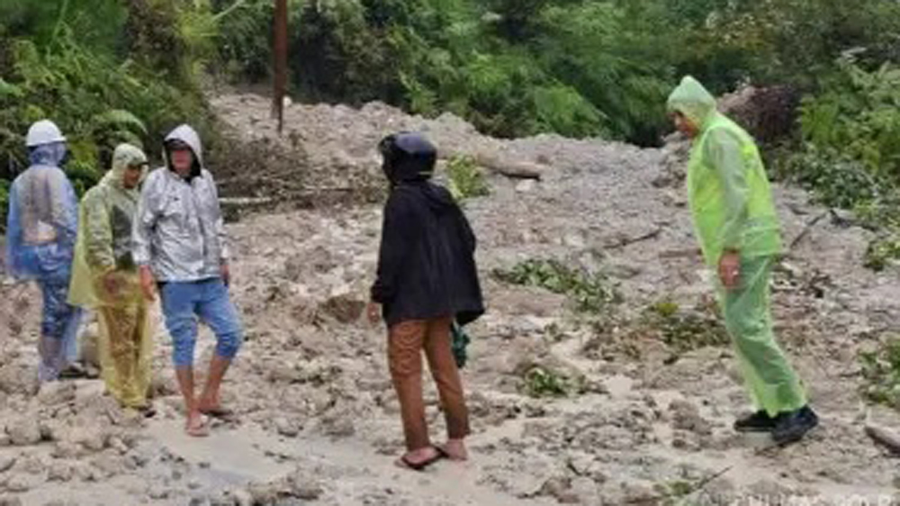 Akses utama Jalan Lintas Sumatera (Jalinsum) yang menghubungkan Sipirok dengan Tapanuli Utara lumpuh total setelah longsor besar menutup seluruh badan jalan.