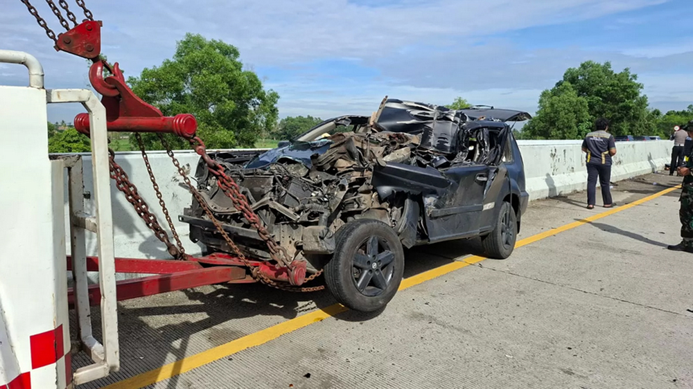 Mobil yang sudah dalam keadaan hancur ditemukan di Jalan Tol Lintas Sumatera pada Kamis (20/11). Dalam mobil tersebut terdapat 90 ribu butir ekstasi.