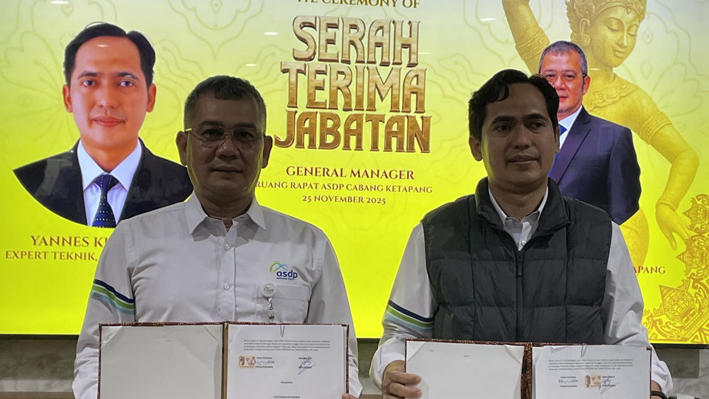 Ardhy Ekapaty (kiri) kini dipercaya menjabat General Manager ASDP Ketapang. Dia menggantikan Yannes Kurniawan, Selasa (25/11).