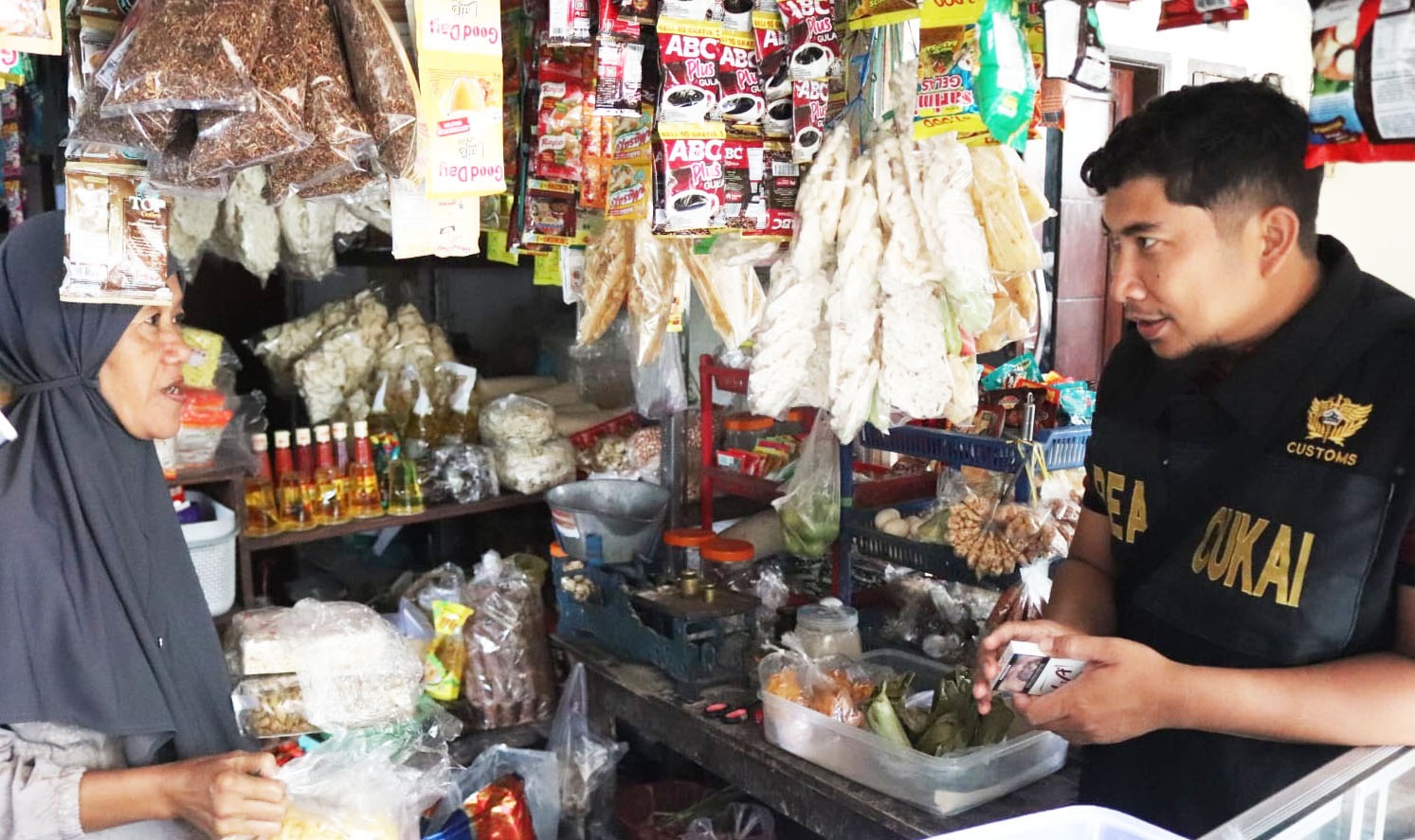 Anggota Satpol PP memeriksa peredaran rokok di toko kelontong Kecamatan Glagah sebagai upaya menekan rokok ilegal.