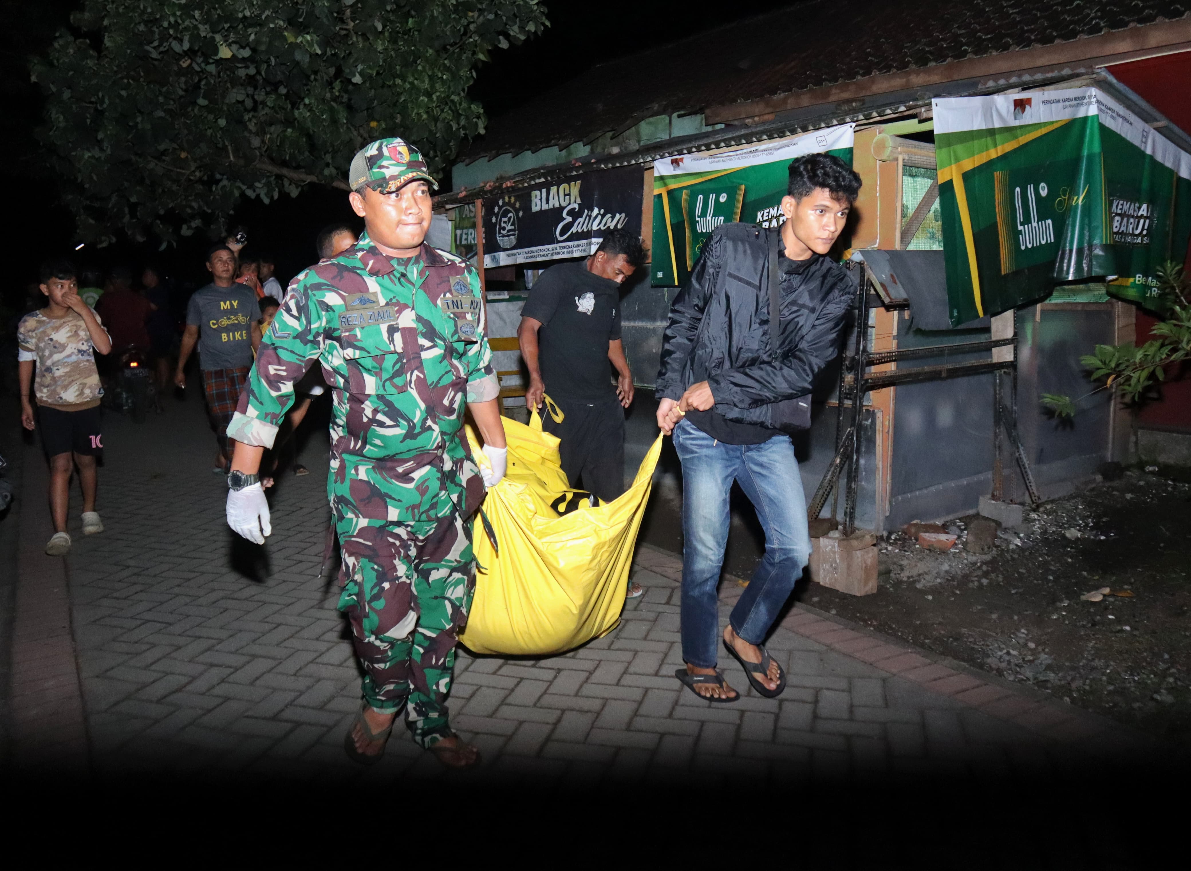 Proses evakuasi jenazah.