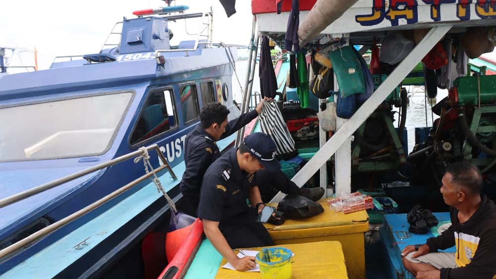 Petugas Bea Cukai Banyuwangi melakukan patroli di kapal nelayan yang melintas di perairan Selat Bali, Rabu (26/11).
