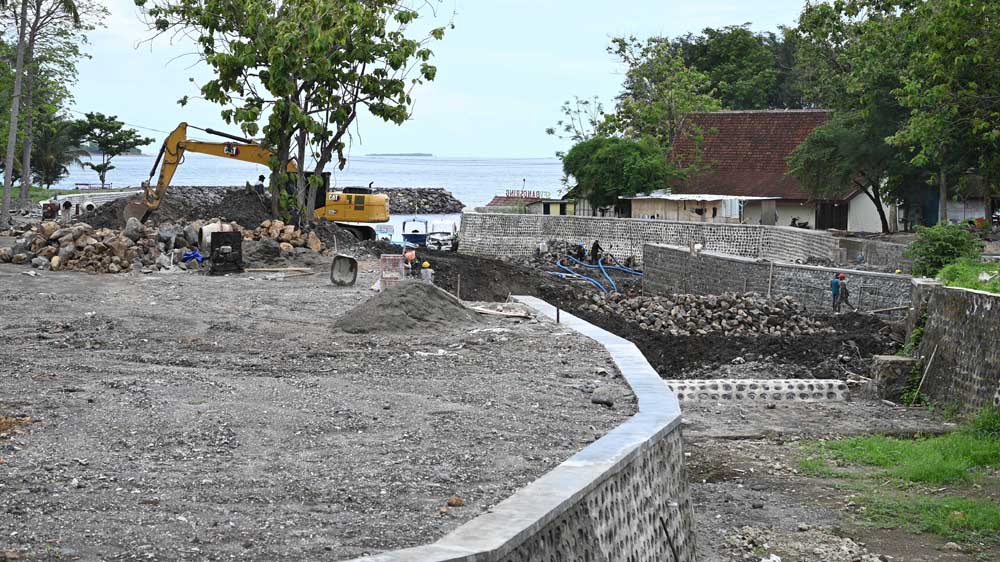 Selain untuk menahan ombak, proyek Dermaga Marina GWD juga difungsikan sebagai tempat berhentinya kapal-kapal wisata agar aman dari arus laut.