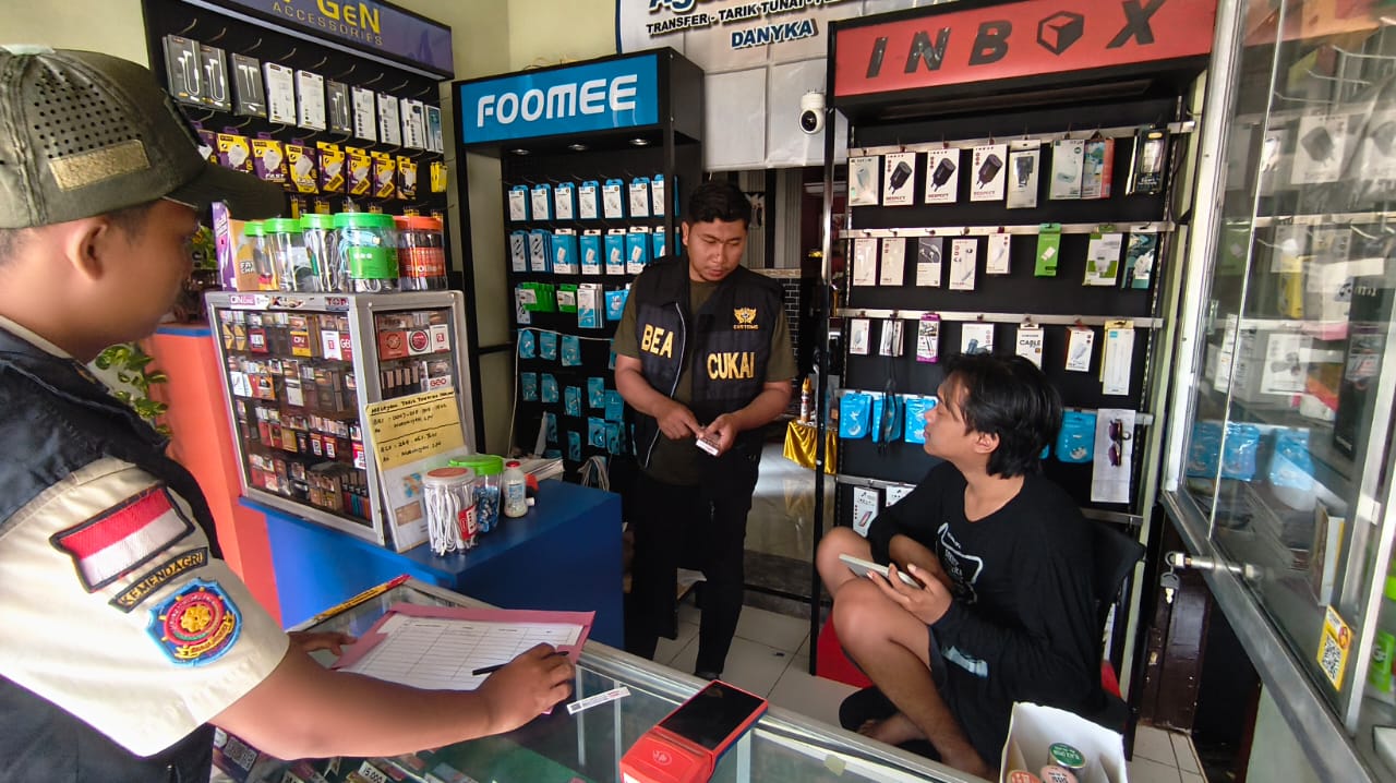 Satpol PP Banyuwangi intensifkan operasi rokok ilegal bersama Bea Cukai, terbaru gelar razia di Kecamatan Kabat.
