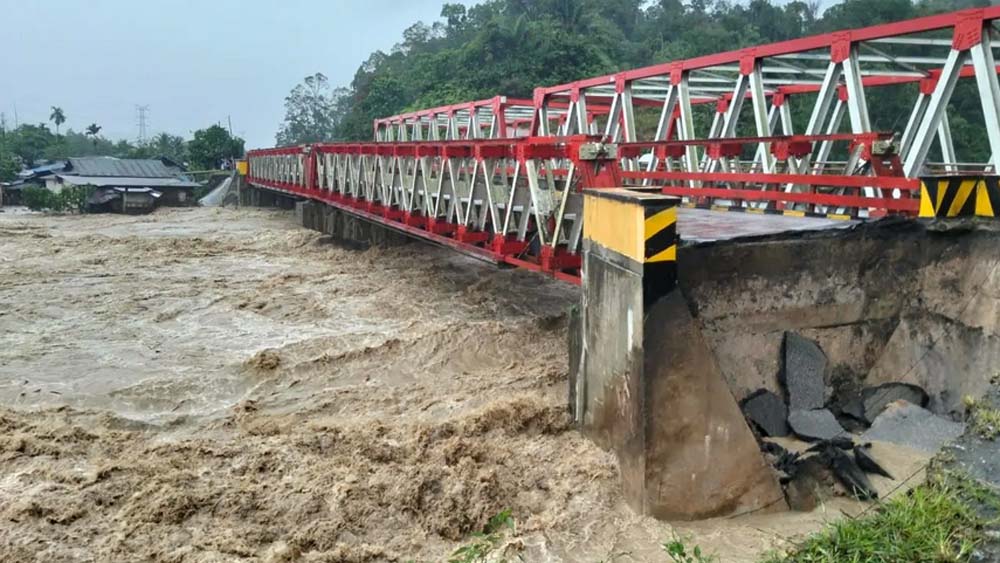Kondisi jembatan yang terputus akibat banjir di Kabupaten Tapanuli Utara, Sumatera Utara, Selasa (25/11).