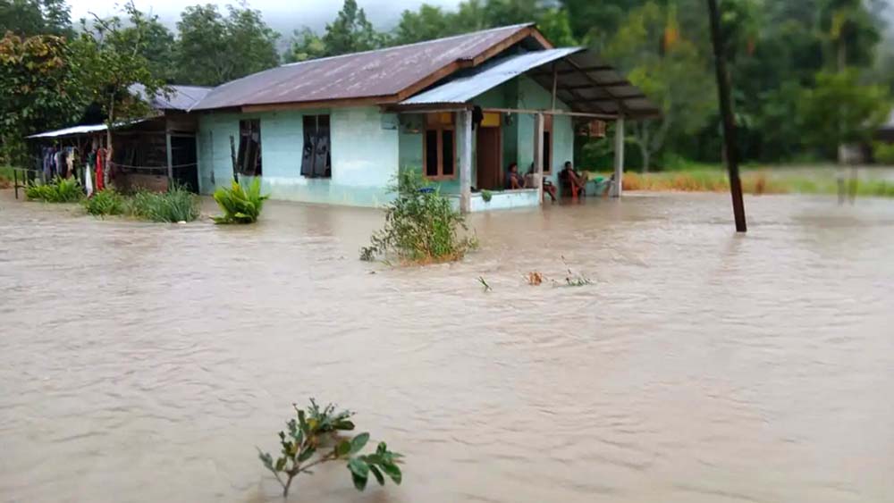Banjir merendam pemukiman warga di Kabupaten Tapanuli Utara, Sumatera Utara, Selasa (25/11).