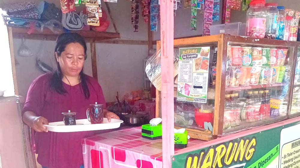 Diana, pekerja informal asal Pulau Santen, Kelurahan Karangrejo, kini terlindungi jaminan sosial setelah terdata dalam Lococare dari PUDAM Banyuwangi.