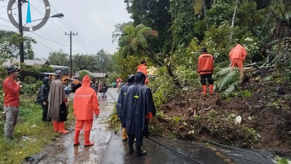 Tanah longsor yang menutup sejumlah akses jalan warga di Kabupaten Tapanuli Selatan, Sumatera Utara, Selasa (25/11).