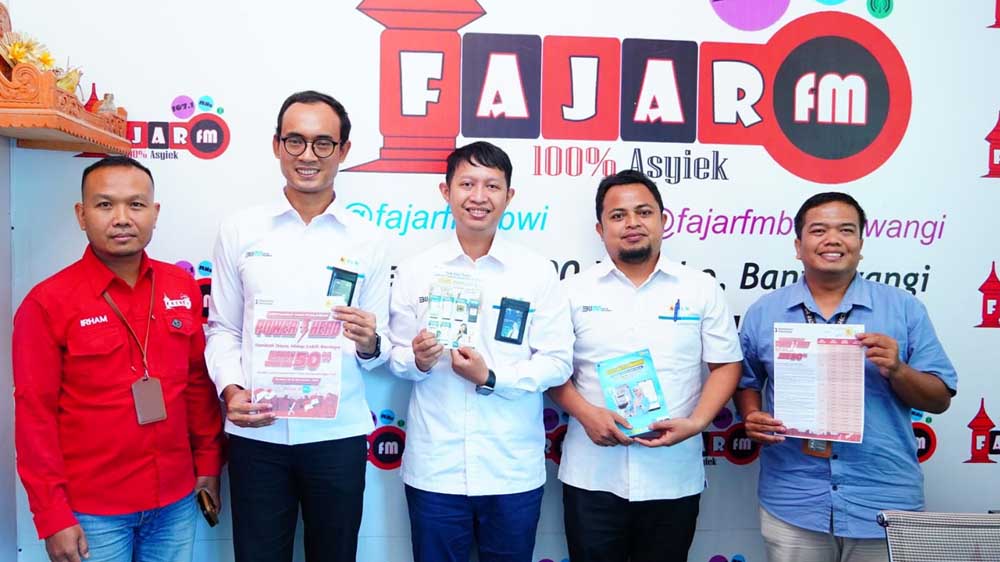 Manager PLN ULP Rogojampi Bayu Arif Ismawan, Team Leader Transaksi Energi Jumadi, dan Team Leader K3LK Ali Ridho Adhibrata menjadi narasumber talk show di Fajar FM Banyuwangi.