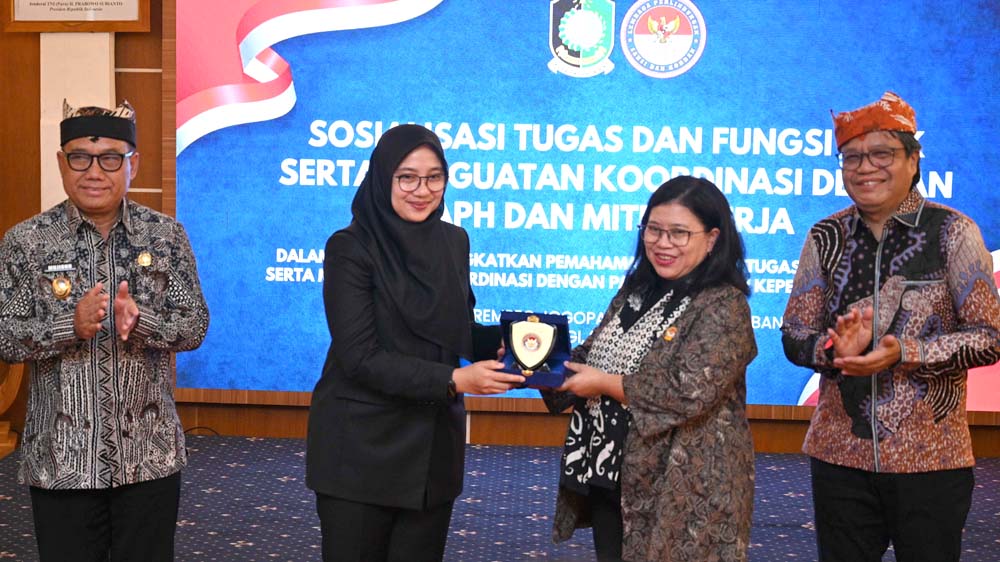 Bupati Ipuk Fiestiandani didampingi Wabup Mujiono memberikan cenderamata kepada Wakil Ketua LPSK Susilaningtias di ruang rapat Minanjinggo, Kamis (27/11).