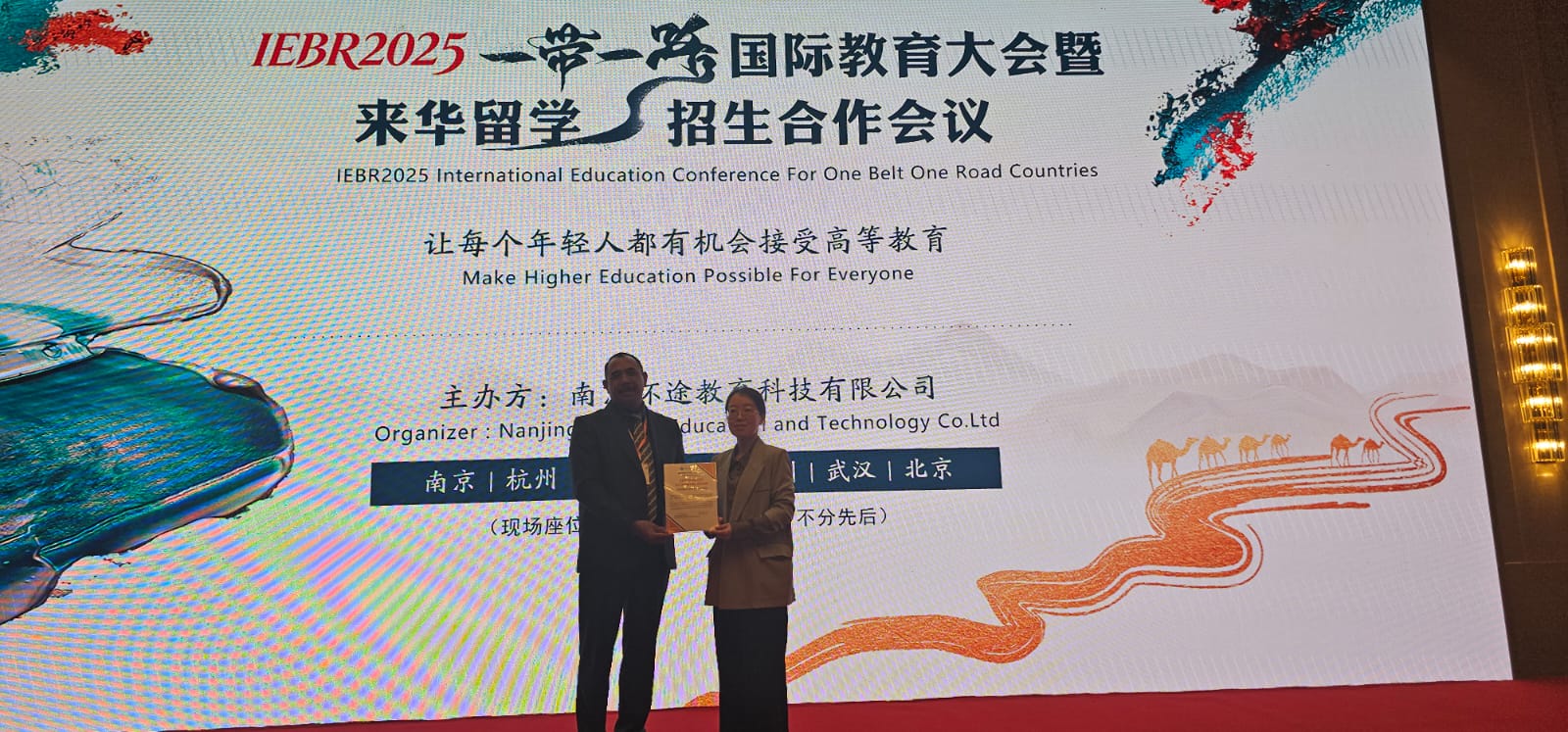 KERJASAMA : I Ketut Renen Kepala SMAN 1 Giri Taruna Bangsa bersama Ms Lesley Direktur Nanjing Huantu Education Technology Co. Ltd dalam pembahasan kesepatan beasiswa bagi pelajar di Tiongkok