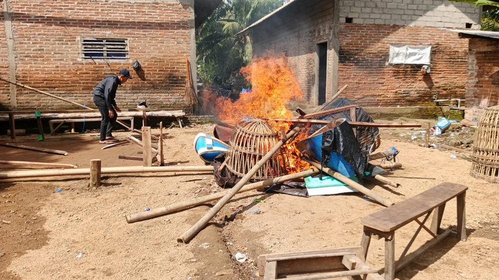 Polsek Pesanggaran gerebek sabung ayam di Sumberagung, Banyuwangi. Pelaku kabur, barang bukti dimusnahkan.