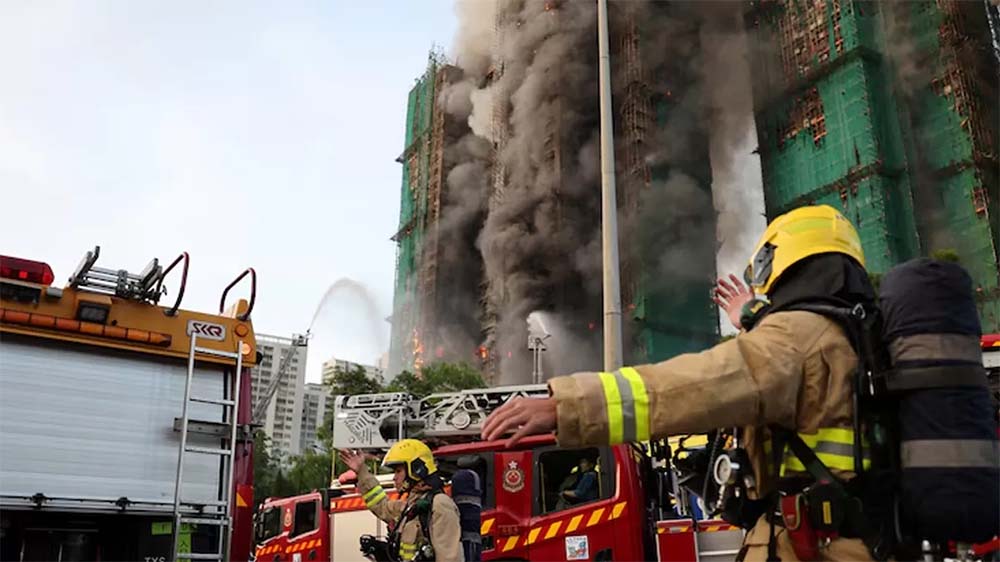 Pemadam Kebakaran Hong Kong saat memadamkan api di Tai Po, Rabu (26/11).
