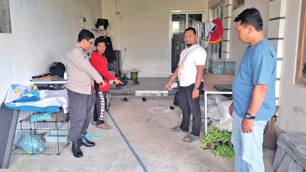 Jajaran Unit Reskrim Polsek Genteng melakukan olah TKP pencurian sepeda motor di Dusun Maron, Desa Gentengkulon, Kecamatan Genteng, Rabu (26/11).