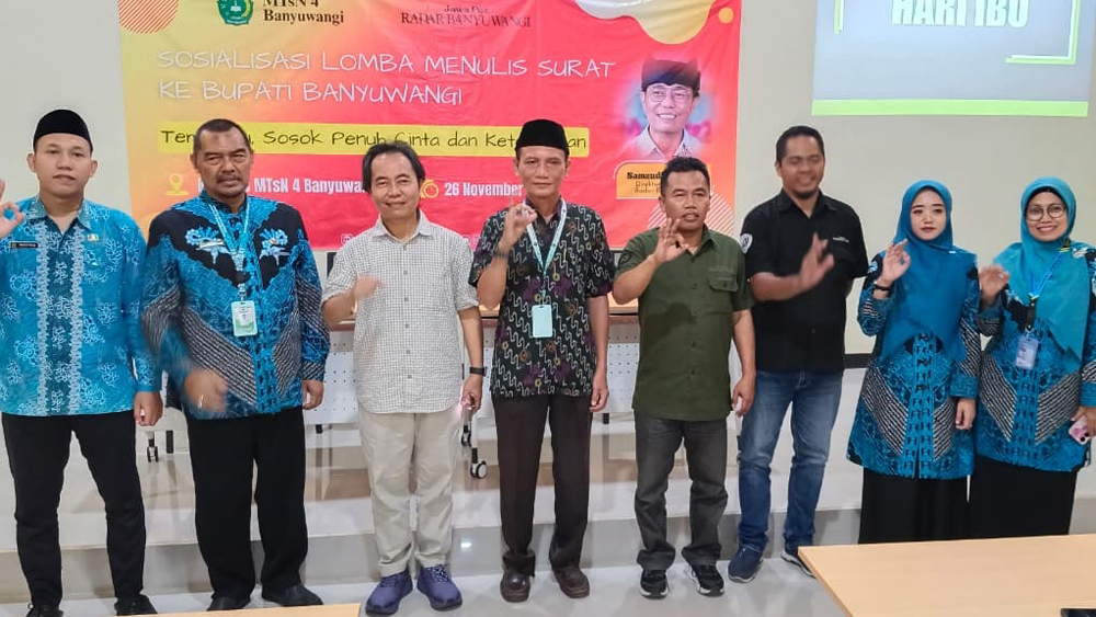SOSIALISASI: Direktur Jawa Pos Radar Banyuwangi Samsudin Adlawi foto bareng dengan Kepala MTsN 4 Banyuwangi Mujikan dan tim guru madrasah setempat, Rabu (27/11).