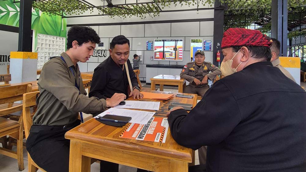 PENCOCOKAN DATA: Tim gabungan sidak 13 restoran di Banyuwangi terkait dugaan ketidakpatuhan setor pajak daerah. Ada selisih potensi pajak dan pemasangan stiker peringatan.
