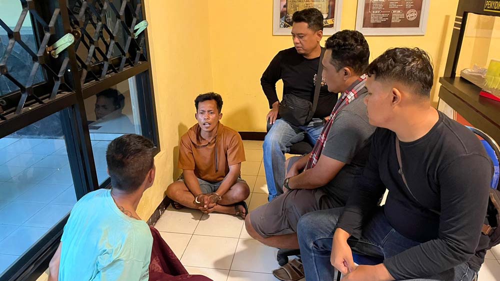 Anggota Polsek Singojuruh amankan dua pelaku curanmor di Mapolsek Singojuruh, Banyuwangi, Jumat (28/11).