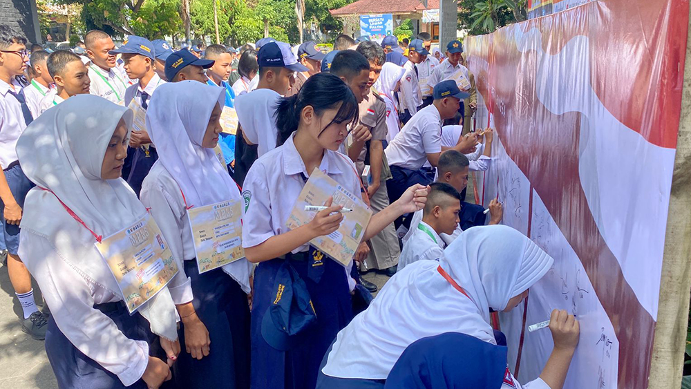 Siswa lulusan SMP deklarasi anti perundungan dalam rangkaian masa pengenalan lingkungan sekolah (MPLS) jenjang SMA beberapa waktu lalu.