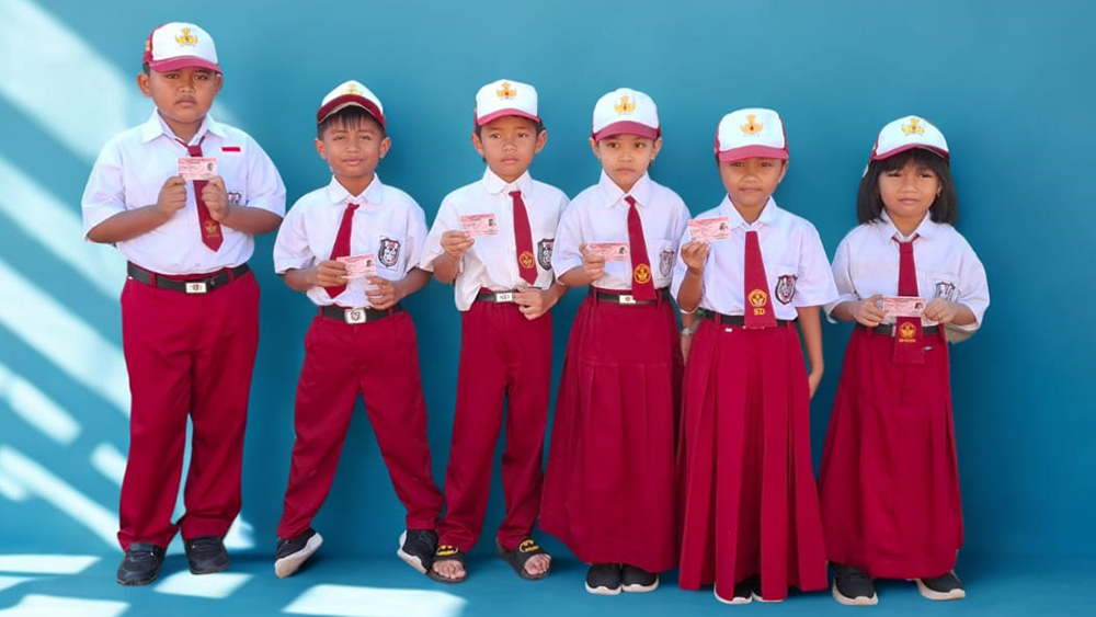 MUDAH DAN CEPAT: Enam siswa SD menunjukkan KIA yang dilayani melalui inovasi Dilan.