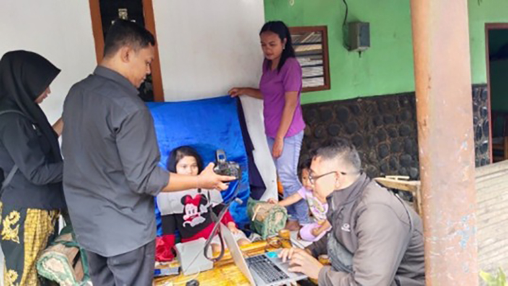 Petugas Dispendukcapil melakukan perekaman KTP-el secara door to door di Kecamatan Srono beberapa waktu lalu untuk melayani masyarakat penyandang disabilitas.