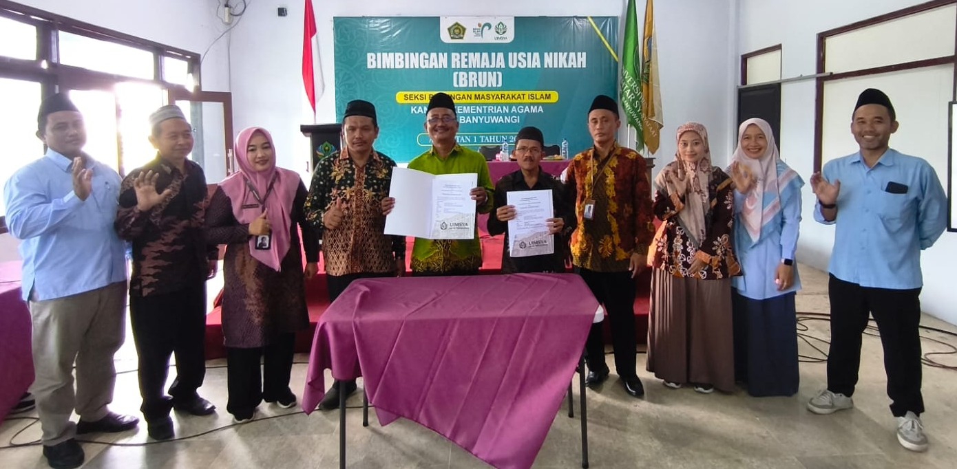 Kasi Bimbingan Masyarakat  Islam Kemenag Kabupaten Banyuwangi H Mastur (lima dari kanan) dan Dekan FDKI Uimsya Agus Baihaqi (enam dari kanan) usai penandatangan kerjasama pada Kamis (27/11).