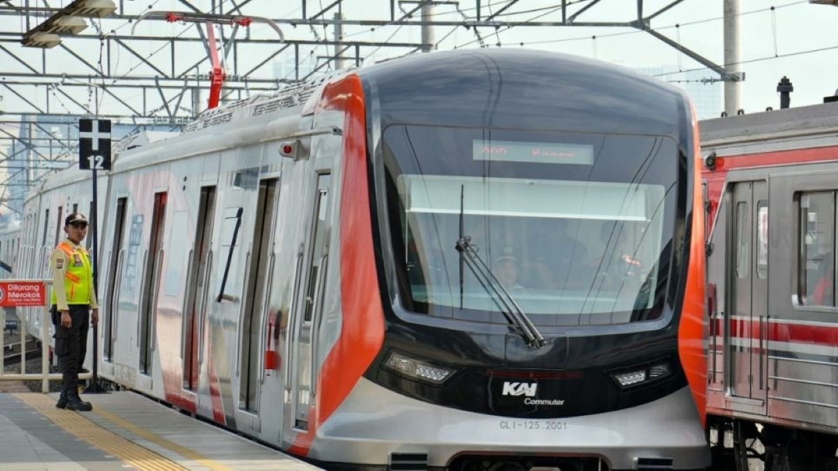 KAI Commuter membantah isu pemecatan petugas.