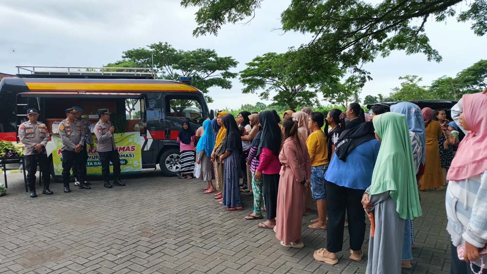 Polresta Banyuwangi gelar Mayur Kamtibmas di Singojuruh, distribusi sayur sambil edukasi keamanan bagi warga untuk wujudkan lingkungan aman.