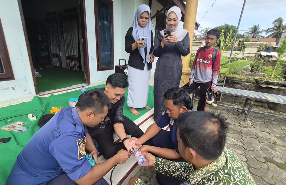 Petugas Damkarmat Sektor Genteng memotong cincin tunangan milik sejoli bernama Feri Prasetyo, 25, dan Iluh Tantri, 24, Kamis (27/11) sore.