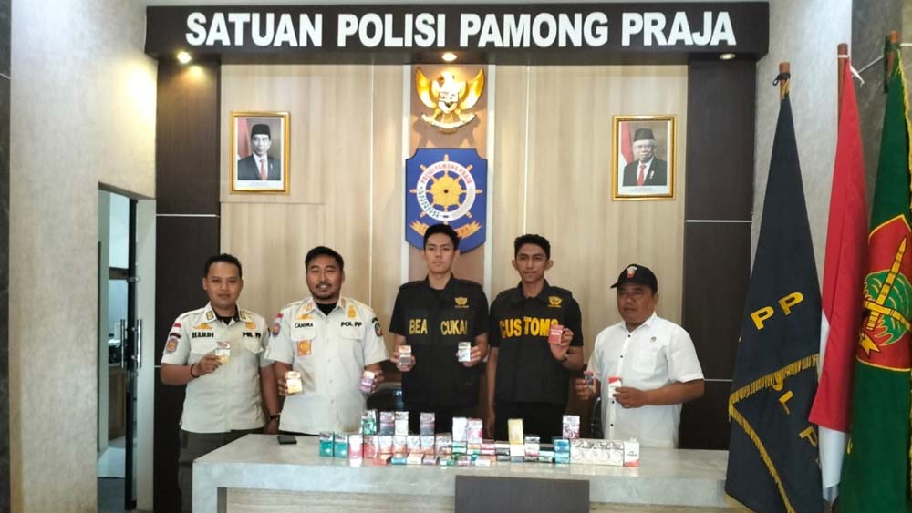 Petugas dari Satpol PP dan Bea Cukai membeber hasil operasi pasar rokok Ilegal di Rogojampi dan Blimbingsari, beberapa waktu lalu.