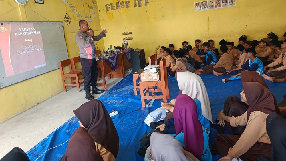 Polresta Banyuwangi bina pelajar SMP Unggulan Darul Anwar agar disiplin, cegah bullying, dan tumbuhkan karakter positif sejak dini.