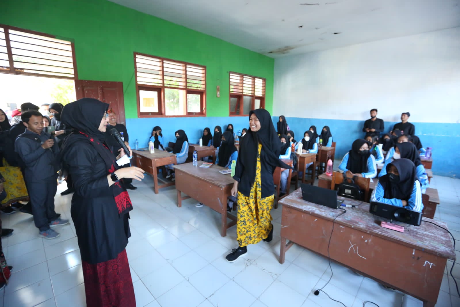 PRIORITAS: Bupati Ipuk Fiestiandani mengunjungi salah satu sekolah di Banyuwangi beberapa waktu lalu.