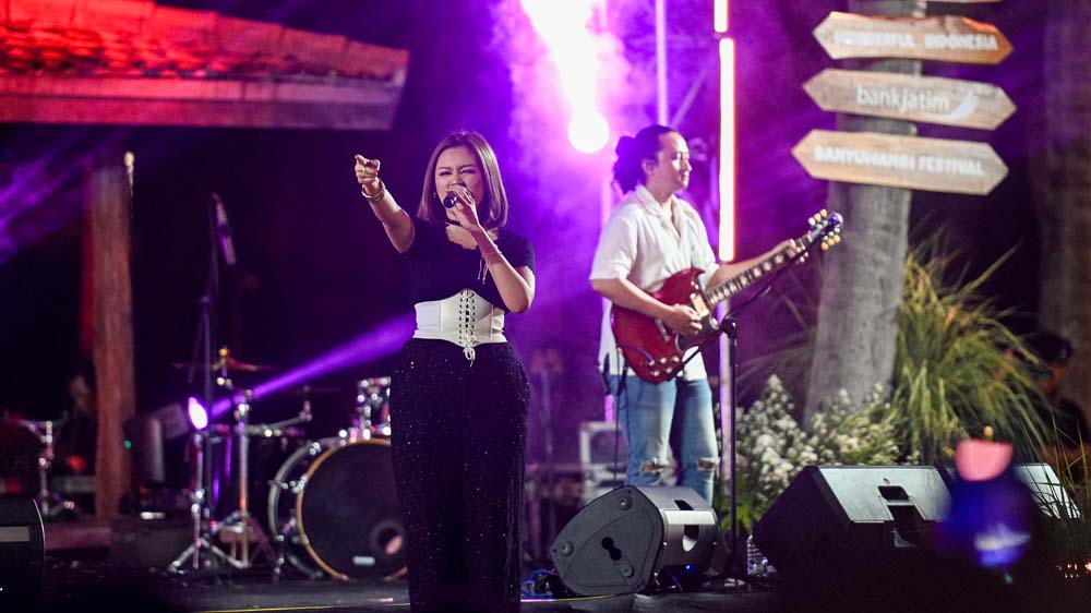 Donnie Sibarani dan Meiska Adinda tampil all out dalam event Seamphony Banyuwangi di Pantai Villa Solong, Jumat malam (29/11).