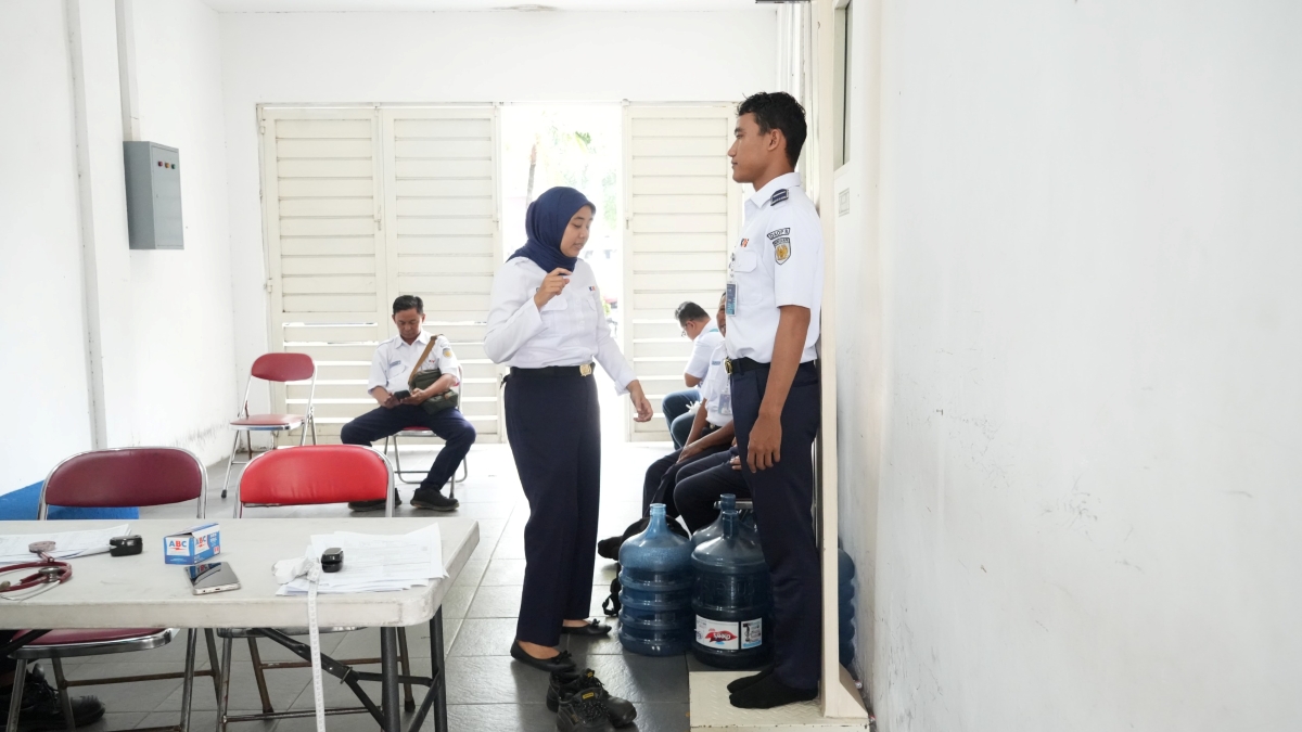 Tes kebugaran KAI Daop 8 Surabaya pastikan kesiapan pekerja kereta api.