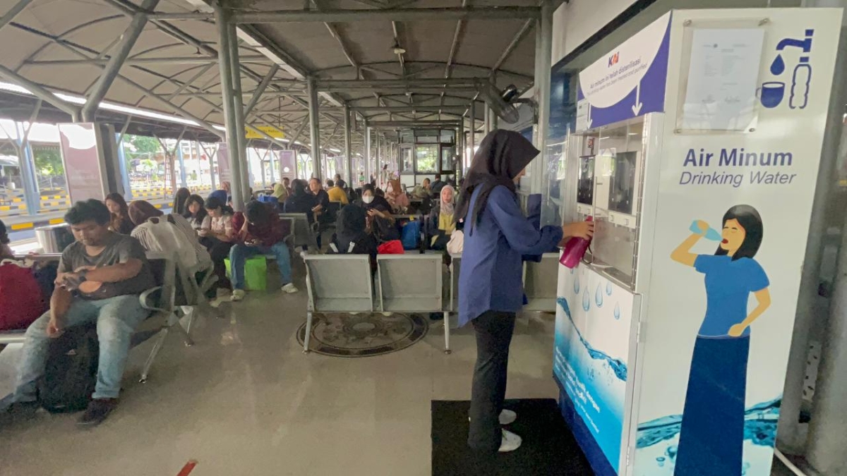 KAI Daop 8 Surabaya dorong perjalanan kereta api ramah lingkungan.