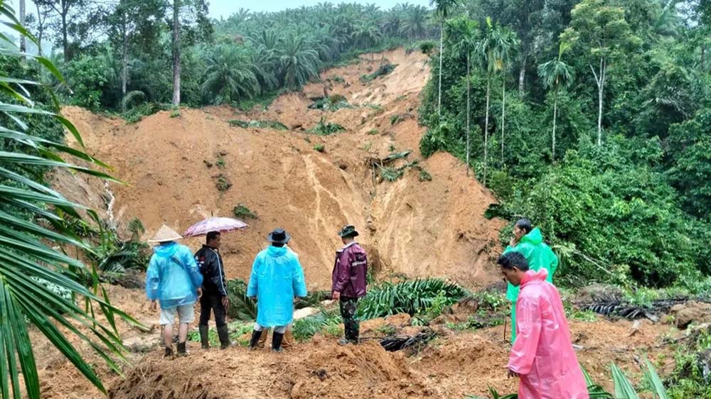 Pencarian korban oleh BPBD, Sapol PP dan polisi pascabencana galodo di salareh aia dan nagari Salareh Aia Timur, Kabupaten Agam, Sumbar, beberapa waktu lalu.