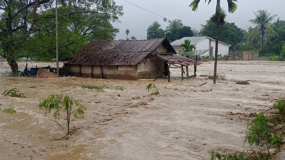 Kondisi banjir yang dipicu hujan dengan intensitas tinggi yang terjadi di Kabupaten Aceh Tenggara sejak Minggu (23/11).