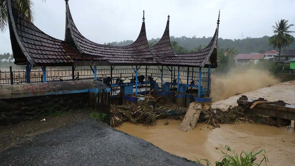 Kerusakan akibat banjir yang membawa material pohon dan lumpur di pemukiman rumah warga di wilayah Lubuk Minturun, Koto Tengah, Kota Padan, Sumatra Barat, pada Kamis (27/11).