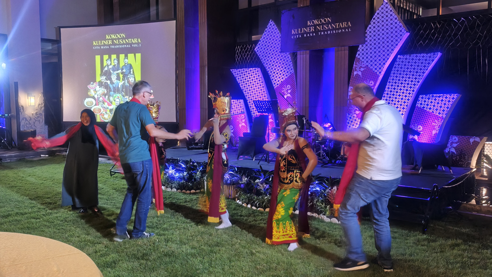 BERKESAN: Tamu mancanegara menikmati suguhan tari tradisional Banyuwangi dalam gelaran Kokoon Kuliner Nusantara Volume 3 pada Sabtu malam (29/11).