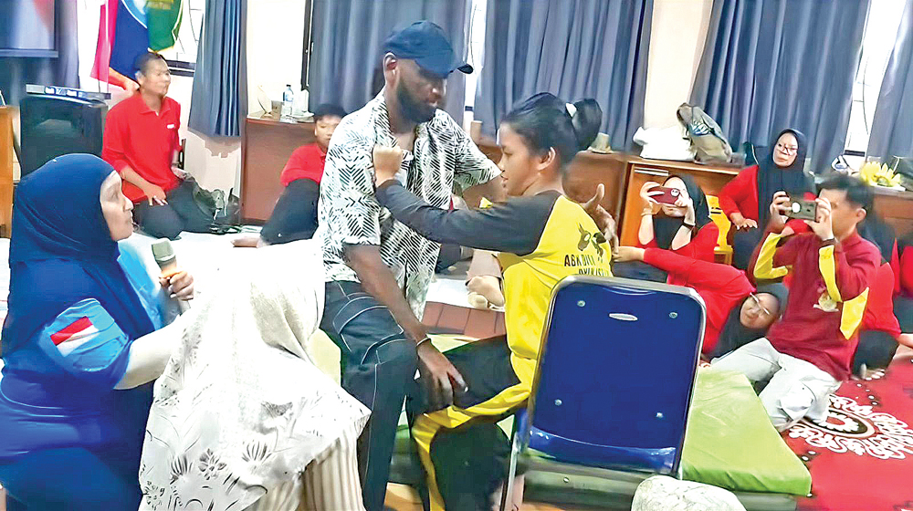PAKAR: DR Loganathan Gurusamy asal India memberikan pelatihan fisioterapi dasar kepada sejumlah guru SLB dan orang tua ABK di Banyuwangi beberapa hari lalu.