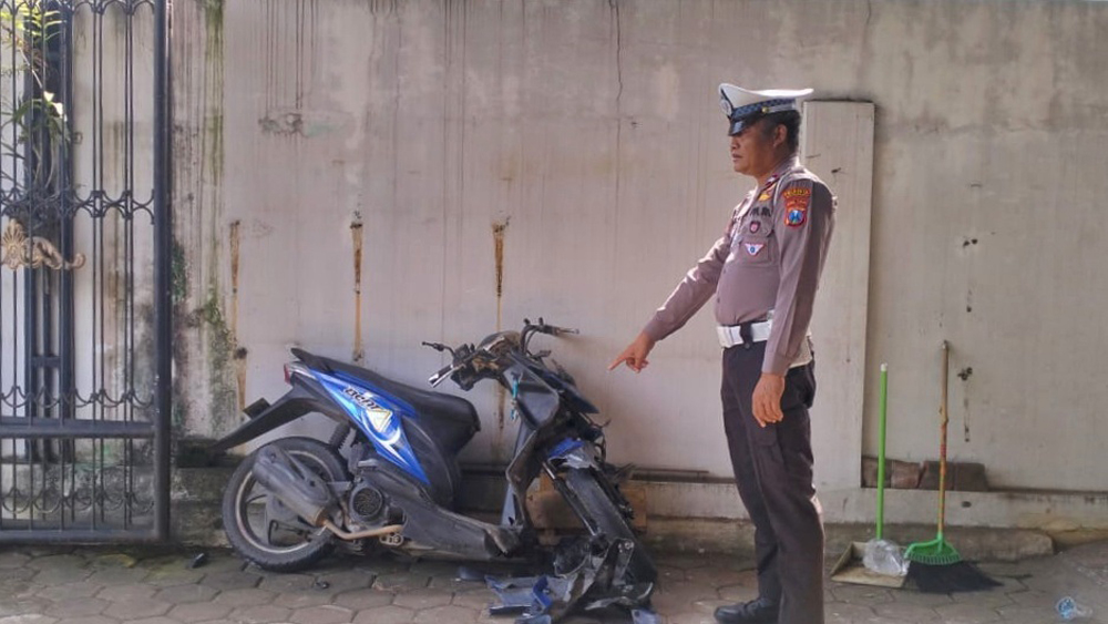 BARANG BUKTI: Anggota Unit Lantas Polsek Genteng menunjukkan kendaraan yang terlibat kecelakaan di jalan Dusun Balokan, Desa Dasri, Kecamatan Tegalsari, Sabtu (29/11).