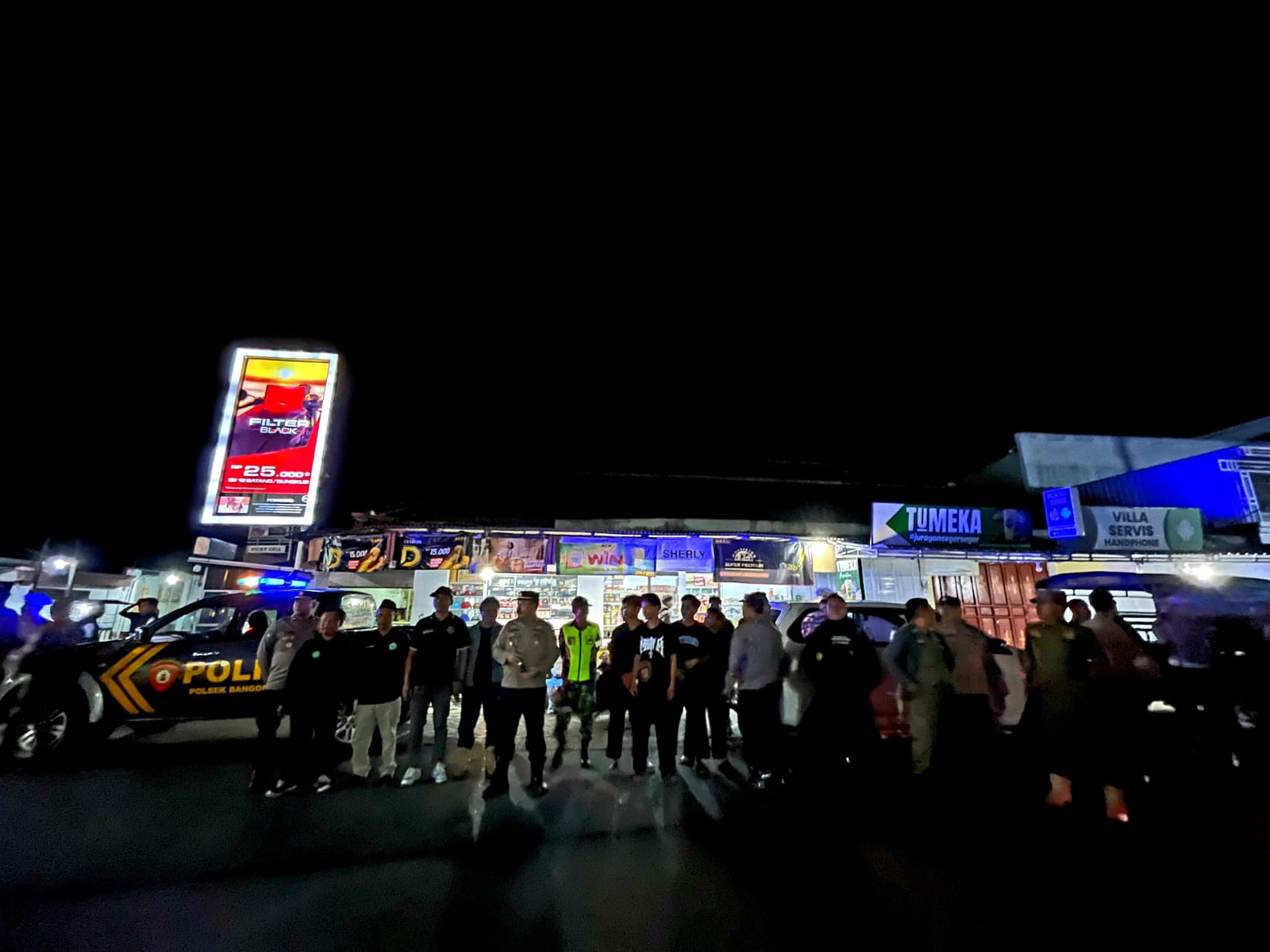 Patroli skala besar Polresta Banyuwangi menjaga keamanan malam akhir pekan.