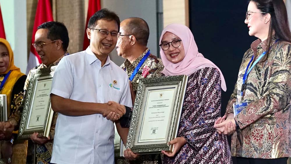 Bupati Banyuwangi Ipuk Fiestiandani menerima penghargaan Penghargaan STBM dan Swasti Saba dari Kemenkes.