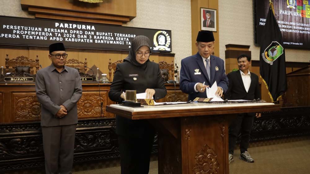 Bupati Ipuk dan Wakil Ketua DPRD Michael Edy Hariyanto menandatangani pengesahan Raperda APBD Banyuwangi 2026.