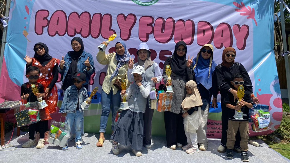 Para keluarga yang memenangkan salah satu perlombaan dalam acara Family Fun Day TK IT Al Qomar pada Sabtu (29/11) lalu.