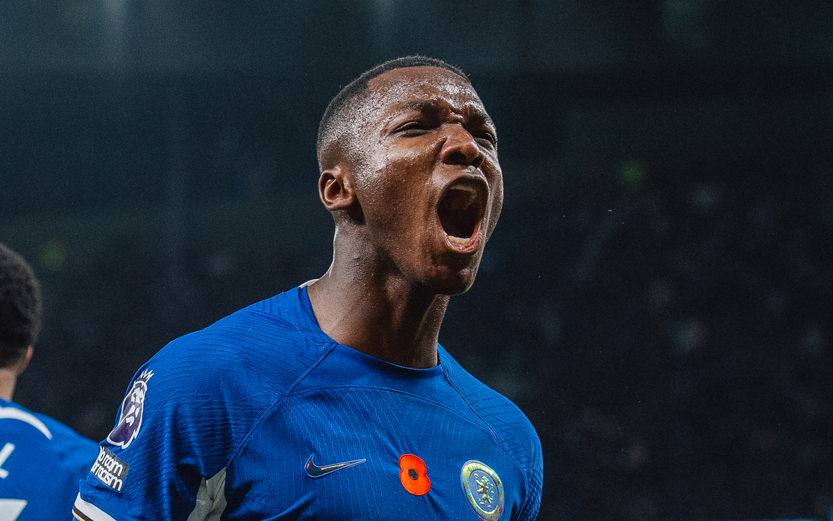KARTU MERAH: Caicedo harus mandi lebih cepat saat bentrok lawan Arsenal