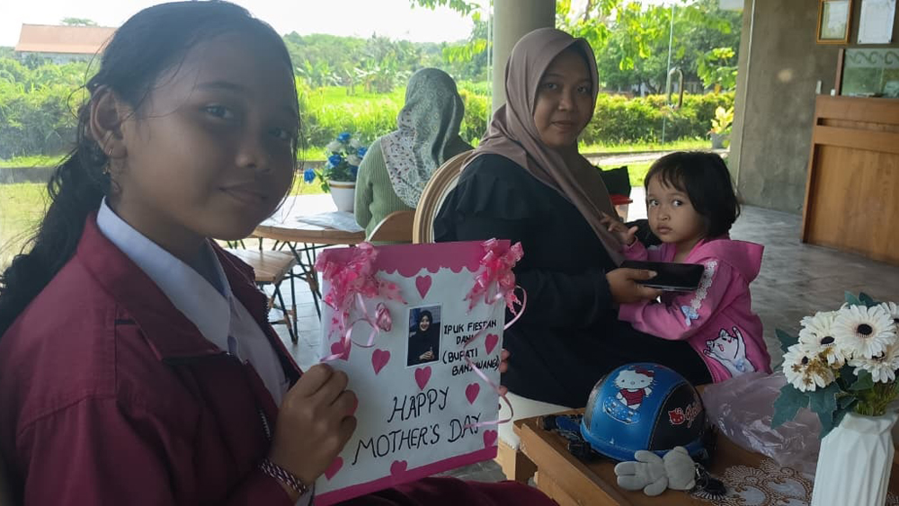 Siswi SDN Kebalenan Naura Putri Syafara mendaftarkan diri sekaligus menyerahkan surat yang ditujukan kepada Bupati Ipuk Fiestiandani di kantor JP-RaBa, Senin (1/12).