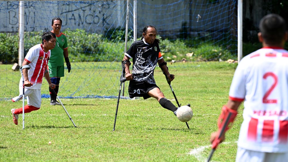 Pemain belakang Parsawangi Supriyadi menghalau bola dari serangan tim Persaid Jember di lapangan barat Stadion Diponegoro, Senin (1/12).