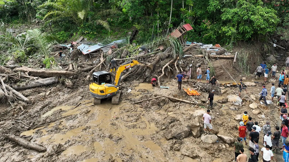 Upaya pencarian korban hilang dan pembukaan akses jalan menggunakan alat berat di Kecamatan Palembayan, Kabupaten Agam, Sumatera Barat, Minggu (30/11).