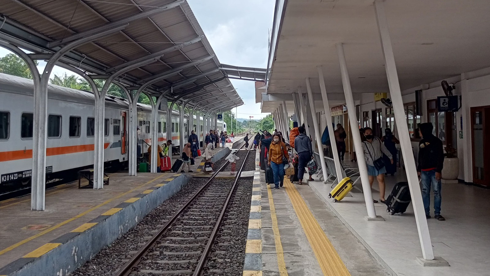 JUJUGAN: Sejumlah penumpang kereta api turun di Stasiun Banyuwangi Kota beberapa waktu lalu.