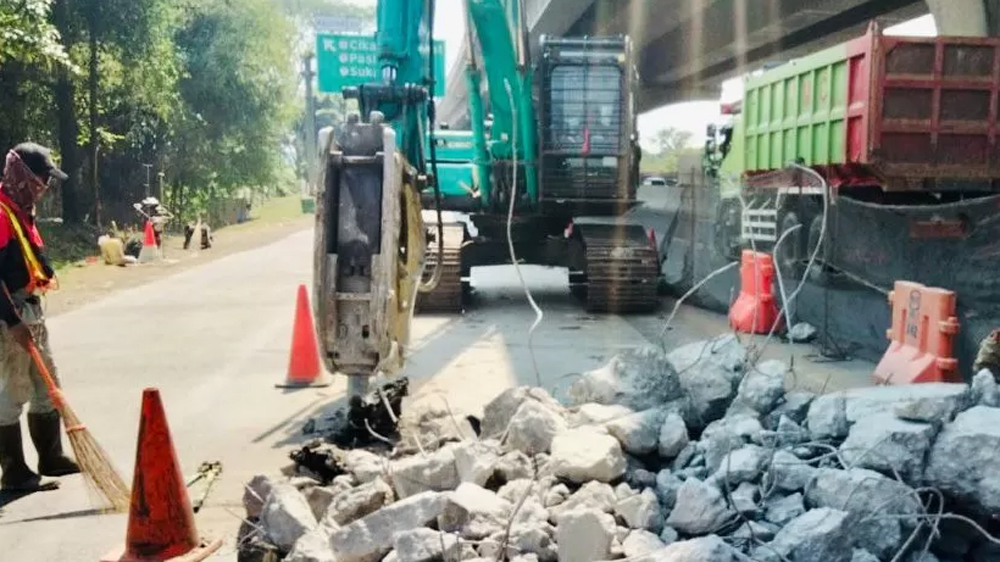 ILUSTRASI Perbaikan jalan di ruas tol Jakarta-Cikampek dan Jakarta-Tangerang. Pengguna jalan harap berhati-hati jika melewati kedua jalan tol tersebut.
